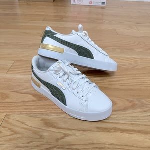 Size 9 women's Puma shoes Army green and gold details!